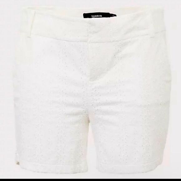 Torrid White Eyelet Shorts Size 10 Mid Length - Picture 2 of 7
